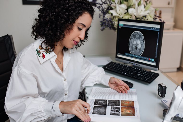Dra. Thaís Nunes analisando exame de imagem cerebral